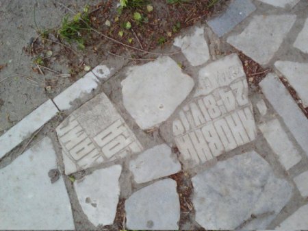 Тротуар улицы в Ульяновске замостили могильными плитами