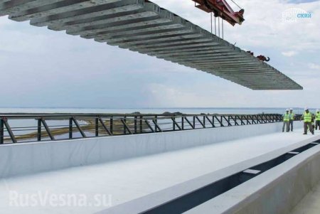 На Крымском мосту уложены первые рельсы (ФОТО, ВИДЕО)