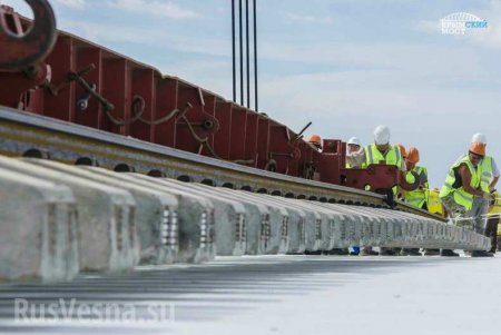 На Крымском мосту уложены первые рельсы (ФОТО, ВИДЕО)