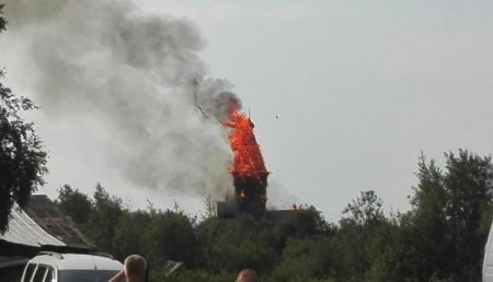 В Кондопоге горит Успенская церковь (Фото, видео)