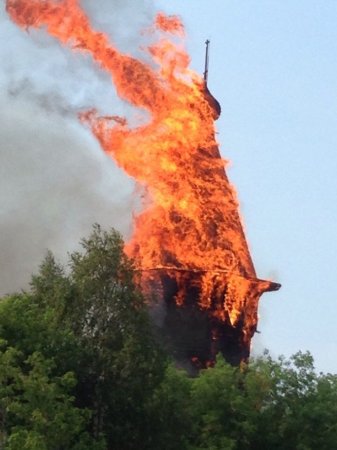 В Кондопоге горит Успенская церковь (Фото, видео)
