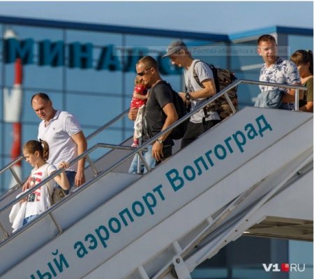 "Суперджет" полетел! В Волгограде запустили водяную арку над первым самолетом из Ростова-на-Дону