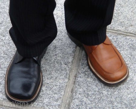 Глава Еврокомиссии пришёл на пресс-конференцию в разных ботинках (ВИДЕО)