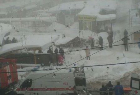 На центральном рынке Макеевки под тяжестью снега рухнул торговый ряд, есть пострадавшие
