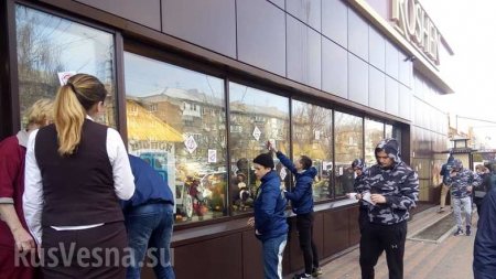Нацисты изуродовали магазин Roshen под Киевом (ФОТО)