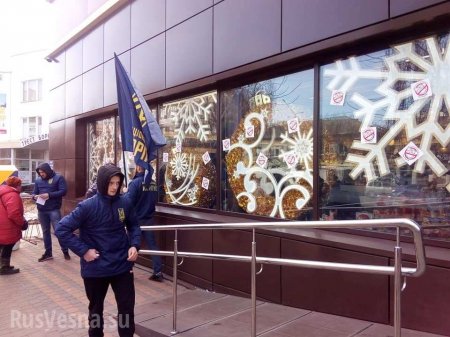 Нацисты изуродовали магазин Roshen под Киевом (ФОТО)