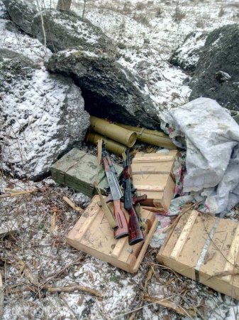 В ЛНР обнаружен схрон с оружием (ФОТО)