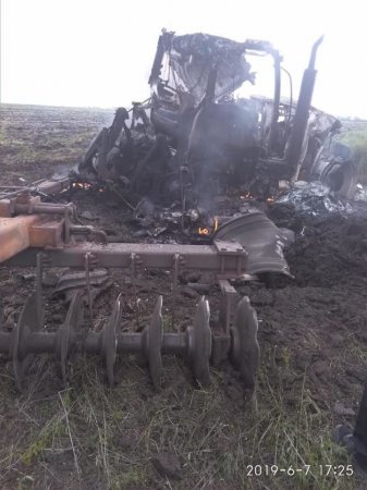 Кровавая жатва: на Донбассе трактористы подорвались на мине, работая в поле (ФОТО)