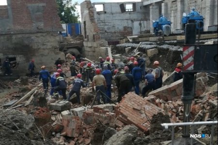 "Грохот был ужасный": В Новосибирске стена дома рухнула на рабочих, под завалами остаются 12 человек