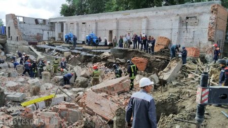 Стена здания рухнула на рабочих в Новосибирске, есть погибшие (ФОТО, ВИДЕО)