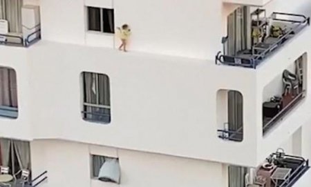 Сбежавшая от мамы маленькая девочка прогулялась по карнизу пятого этажа