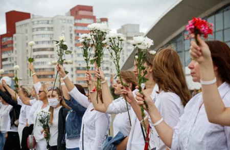 В Минске появилась «живая цепь» в знак солидарности с пострадавшими во время протестов (ФОТО, ВИДЕО)