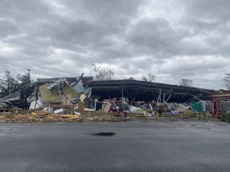 Ураган пронёсся по югу США: разрушены дома, перевернуты самолёты, есть погибшие (ФОТО, ВИДЕО)