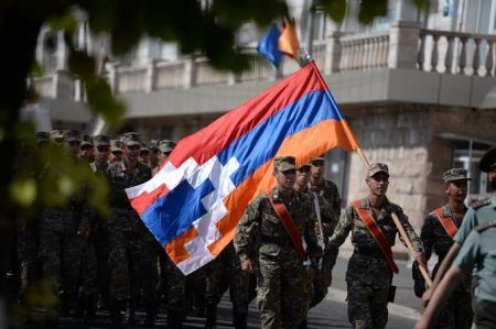 Армяне Карабаха увозят с собой останки своих родственников, покидая дома (ФОТО, ВИДЕО)