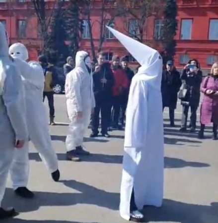Антипрививочники прошли по центру Киева в костюмах Ку-Клукс-Клана (ФОТО, ВИДЕО)