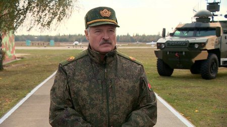 Лукшенко заявил о поставках в Белоруссию современного вооружения из России