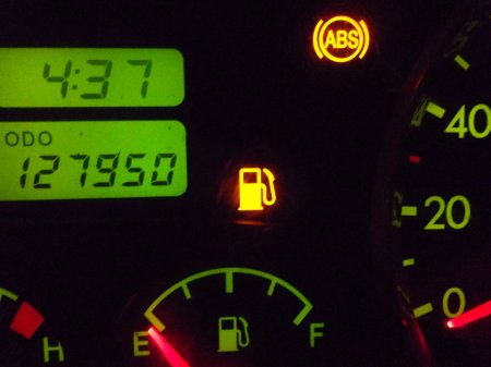 Сколько в бензобаке осталось литров бензина, если загорелась лампочка-индикатор? 