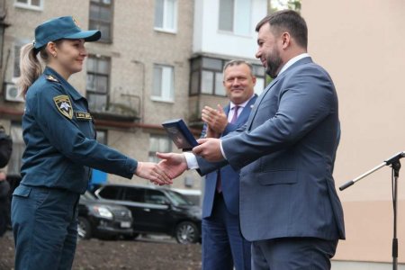 Глава ДНР вручил ключи от квартир спасателям Республики (ФОТО)