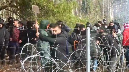 «Мерзавцы»: Лукашенко потребовал от европейцев оплаты за эвакуацию мигрантов (ВИДЕО)