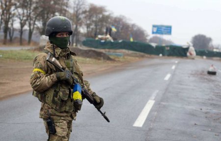 Нацгвардия Украины открыла огонь по автомобилю на блокпосту на Донбассе