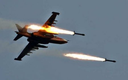 Штурмовики Су-25 ВКС России уничтожают военные объекты на Украине: кадры боевой работы (ВИДЕО)