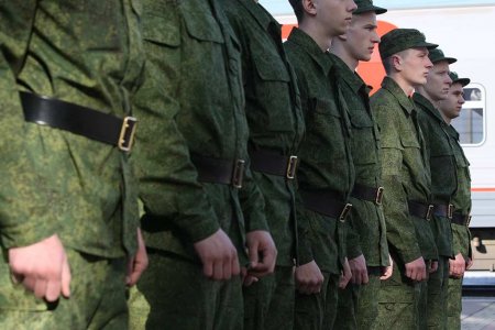 Российским выпускникам, поступающим на службу, предложат служить по контракту