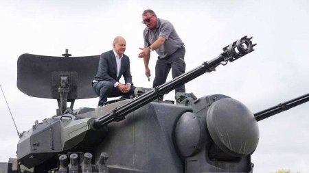 Шольц посетил украинских военных на немецком полигоне и пообещал им больше оружия (ФОТО)