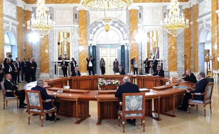 Неформальная встреча: Путин принял глав государств СНГ в Петербурге (ФОТО)
