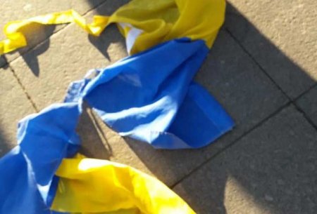«Смерть фашизму»: болгарский политик бросил на землю украинский флаг (ВИДЕО)