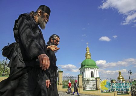 Монахам Киево-Печерской лавры приказали покинуть обитель