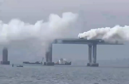 Дымовая завеса над Крымским мостом, объявлена воздушная тревога (ВИДЕО)