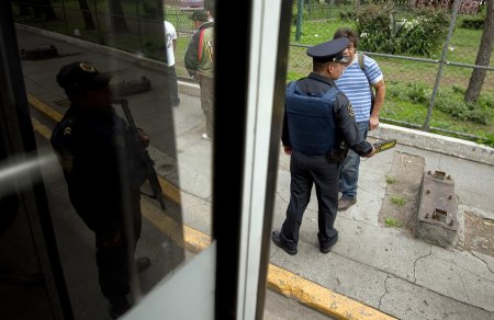 Автобус с российскими туристами заблокирован фермерами в Мексике