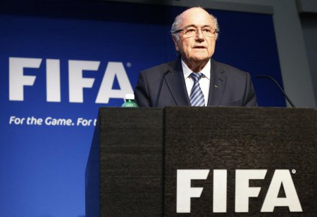 Через четыре дня после переизбрания президент ФИФА Йозеф Блаттер заявил о своей отставке