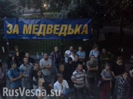 Киев: толпа людей пришла к зданию суда поддержать подозреваемого в убийстве Бузины