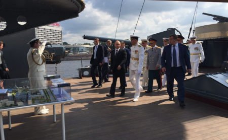 Владимир Путин поднялся на борт крейсера «Аврора» (+ВИДЕО, ФОТО)