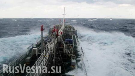 У берегов Японии тонет танкер с едкими химикатами