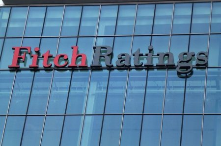 Fitch улучшило прогноз по кредитному рейтингу РФ до "стабильного"