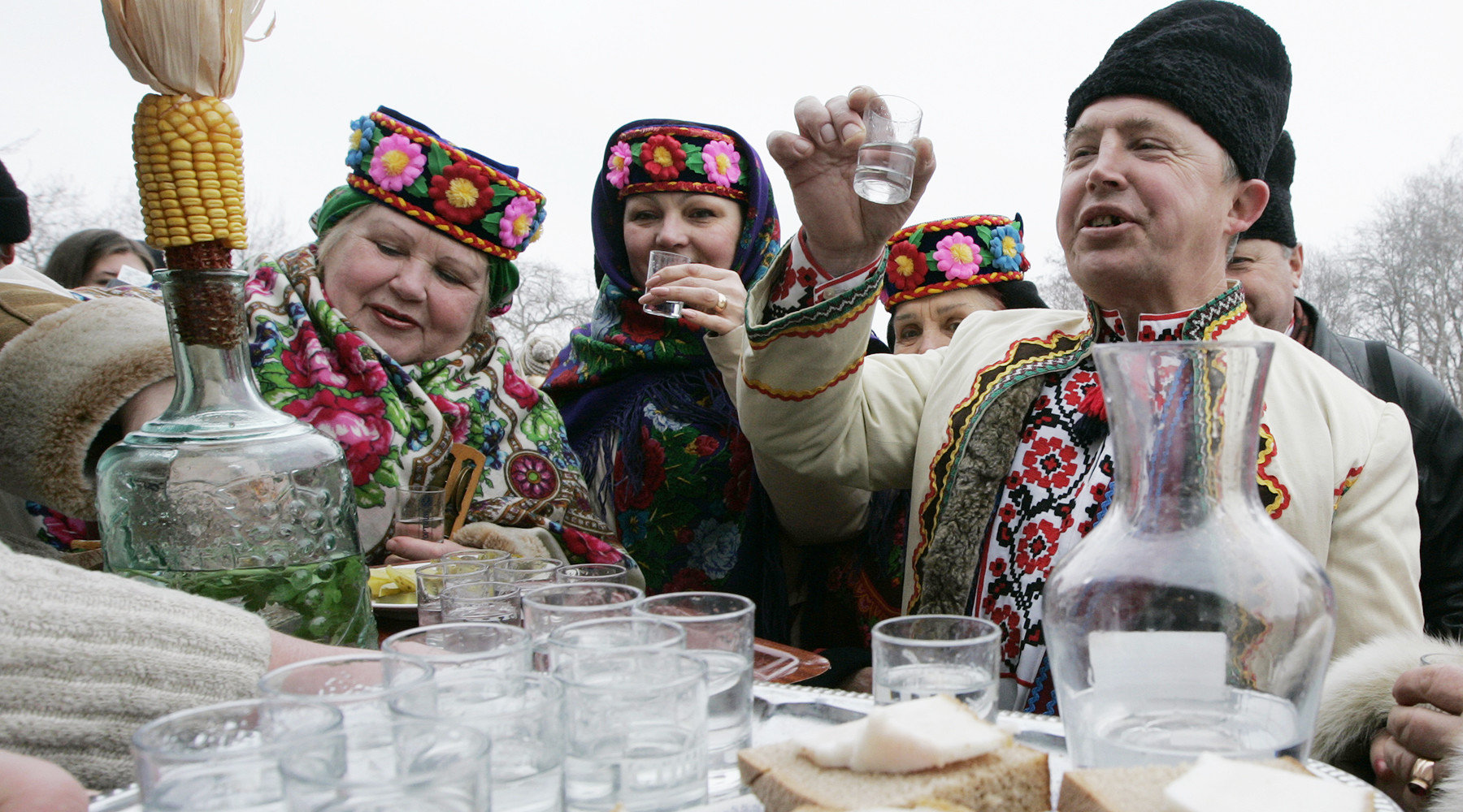 Украинцев сало. Украинское застолье. Украинцы за столом. Украинское сало Горилка. Белорусское застолье.
