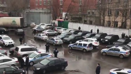 На фабрике "Меньшевик" в Москве захватили заложников, один человек погиб