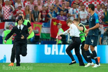 Провокаторы в форме полиции выбежали на поле в финале ЧМ-2018 (ФОТО, ВИДЕО)