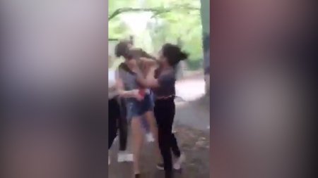 "Каково быть шлюхой?" В Одессе школьницы жестоко избили подругу из-за парня