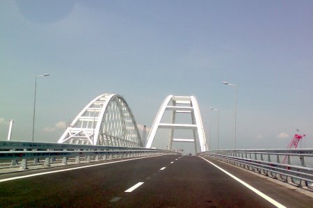 Грузовики смогут проехать по Крымскому мосту с 1 октября