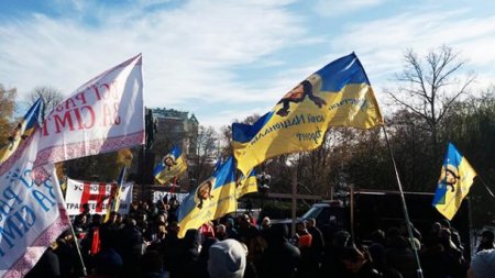 Дым и слезоточивый газ: в Киеве снова беспорядки (ФОТО, ВИДЕО)