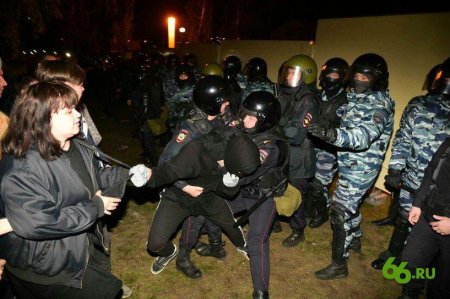 ОМОН начал жесткие задержания участников «битвы за сквер» в Екатеринбурге (ФОТО, ВИДЕО)