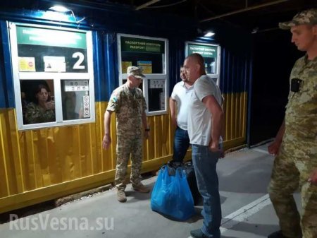 Капитан украинского судна, арестованного в Крыму, вернулся на Украину (ФОТО, ВИДЕО)
