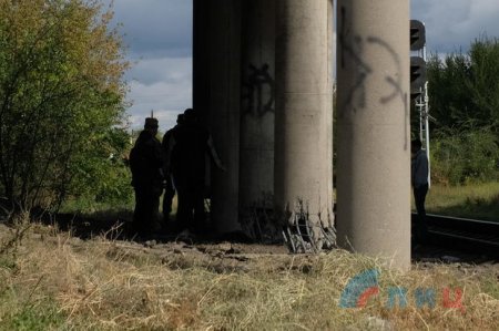 Вблизи автомобильного моста в Луганске произошел сильный взрыв