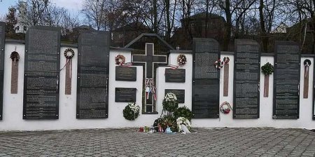 «Венгерские ненавистники» осквернили мемориал у Стены плача на Закарпатье