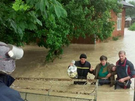 «Затопило всё...Урожая нет, куры утонули»: чудовищные последствия наводнения на Западной Украине (ФОТО)