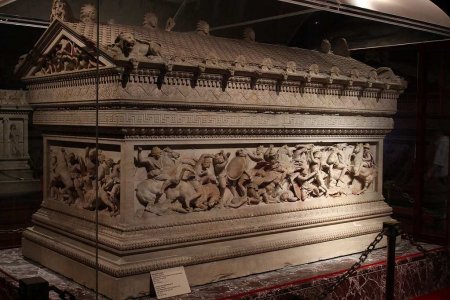 Уникальная находка: обнаружено более сотни саркофагов, один уже вскрыли (ФОТО)