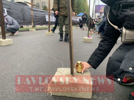 Украинские неонацисты устроили идиотское шоу перед посольством России в Киеве (ФОТО)